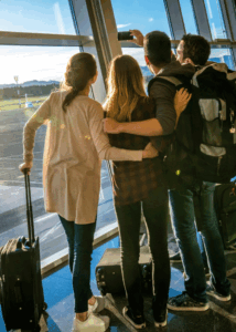Grupo de viajeros en un aeropuerto